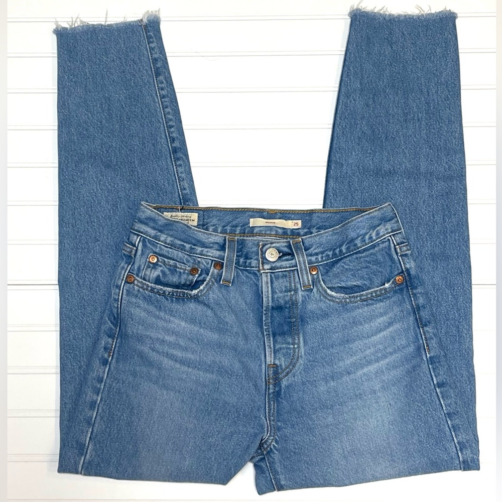 Levi’s Premium Wedgie Mid Wash Jeans - Sz 25
